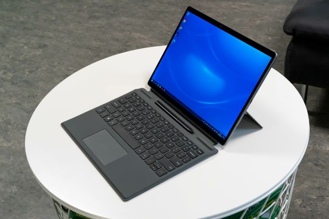 Du må brette ned tastaturet for å komme til pennen som har en egen ladeplass i tastaturet. Foto: Oskar Hope-Paulsrud