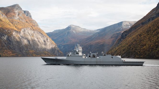 KNM Roald Amundsen er nå «tropikalisert», slik at fregatten også kan operere i varmere farvann enn det som befinner seg her i Sunnylvsfjorden. Foto:  Mats Hjelmeland / Forsvaret