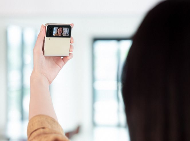 Ved hjelp av den 1,9 tommer lille skjermen kan du bruke hovedkameraene for å ta selfier. Foto:  Samsung