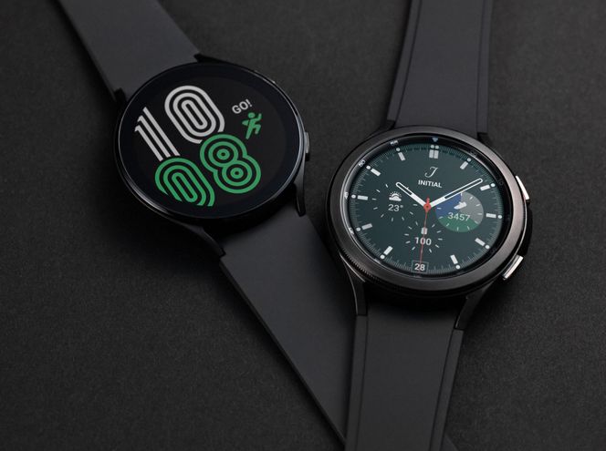 Galaxy Watch 4 til venstre og Galaxy Watch 4 Classic til høyre. Foto: Samsung