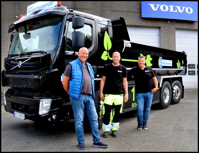 - Gratulerer med Sørlandets første helelektriske tunge anleggslastebil, sier salgssjef Tom Jarlsby fra Volvo – forhandleren Trucknor Kristiansand til sjåfør Anders Ramsland ( i midten) og daglig leder hos Agder Massetransport, Frank Ilebekk (til høyre)