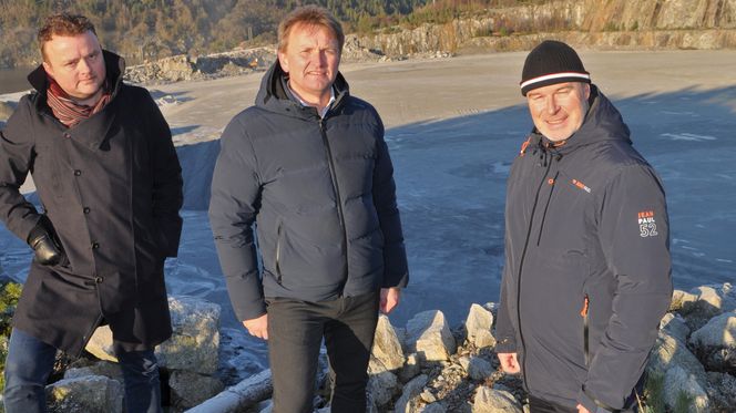 Prosjektleder Staalesen, i midten, tror rekruttering av medarbeidere blir enklere når oppdrettsanlegget ligger på land, nær offentlig vei og infrastruktur. Til venstre styreleder Lars Erik Baustad og til høyre utbyggingsdirektør Sigbjørn Skjørholm. Foto: Egil Severeide