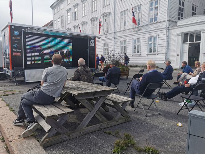 Samferdselsteltet med egen utescene, der debattene inne i teltet kan følges på skjerm. Foto: Thor Søndenaa