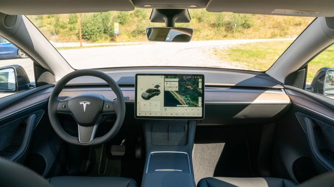Interiøret i Model Y er kliss likt Model 3. All makt er med andre ord i den 15 tommers store berøringsskjermen. Foto