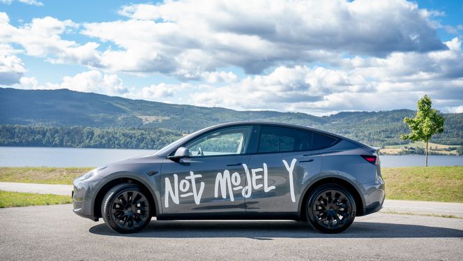 Tesla Model Y ved Minnesund. Foto: Eirik Helland Urke