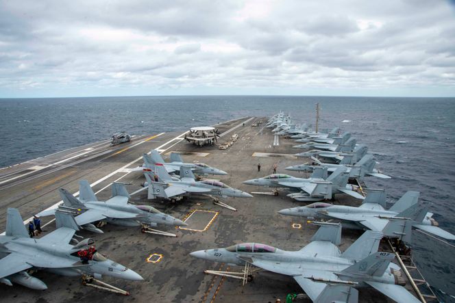 F/A-18E Super Hornet, EA-18G Growler, en MH-60R Seahawkog en E-2D Hawkeye på dekket på USS Harry S. Truman i juni 2021. Foto: Petty Officer 3rd Class Benjamin