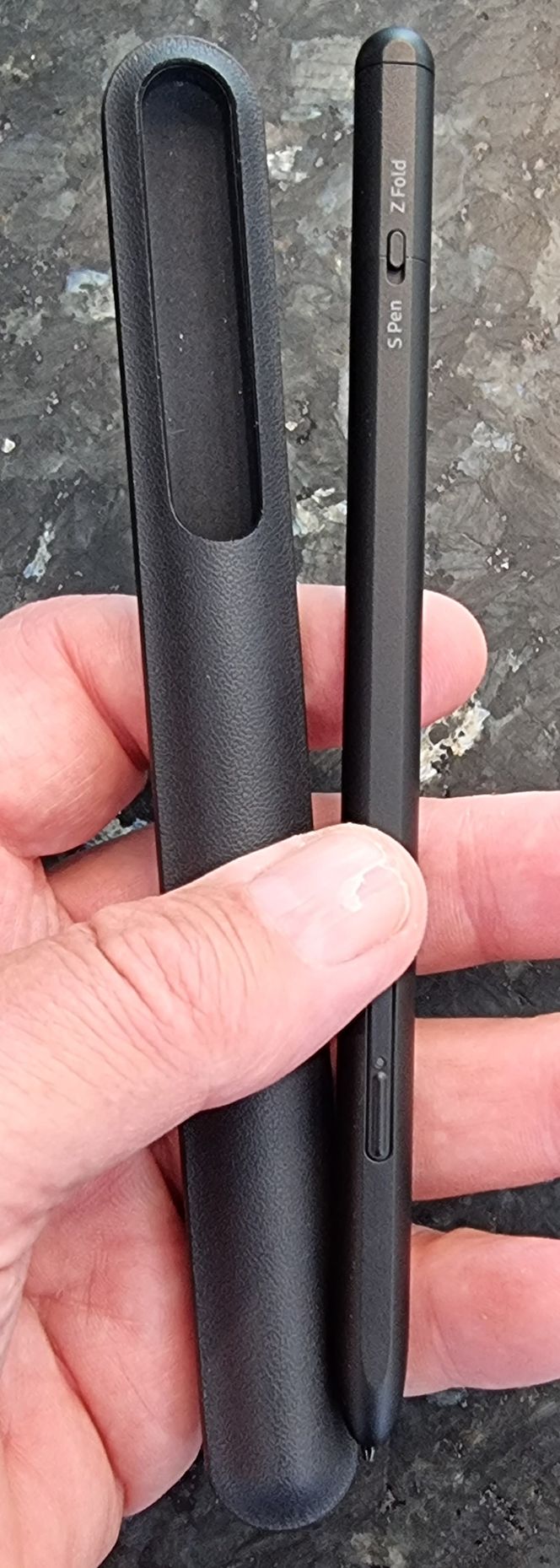 Penn: Samsung selger to penner du kan bruke på den nye skjermen på innsiden. Foto: Odd Richard Valmot