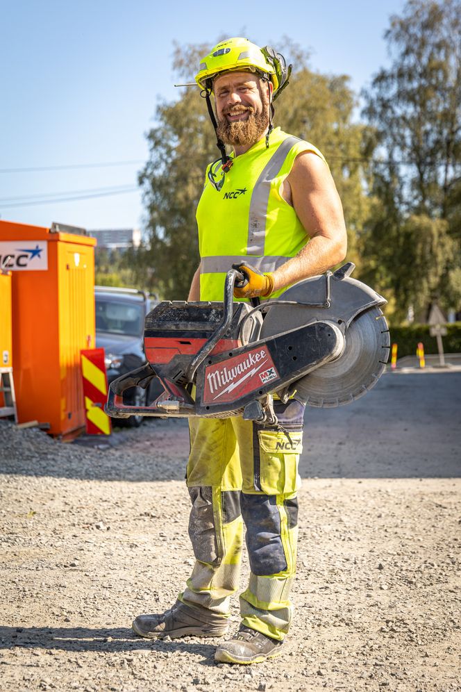 Stian Slåtthaug i NCC vil ikke tilbake til tungstartede, støyende kappsager på bensin. Foto: TUM Studio