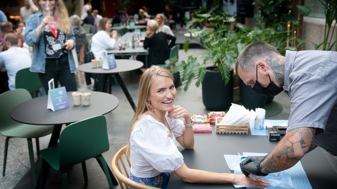 Isabelle Ringnes benyttet anledningen til å få satt et chip-implantat i høyrehånda. Foto: Eirik Helland Urke