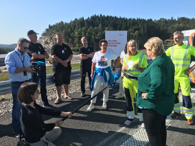 Statsminister Erna Solberg gjestet Nye Veiers prosjekt E 39 Mandal øst - Mandal by i Lindesnes, Agder mandag. Administrerende direktør anette Aanesland kunne avsløre at veiprosjektet er langt foran skjema, og lover veiåpning i desembe ri år, seks måneder foran skjema. Foto:  Nye Veier