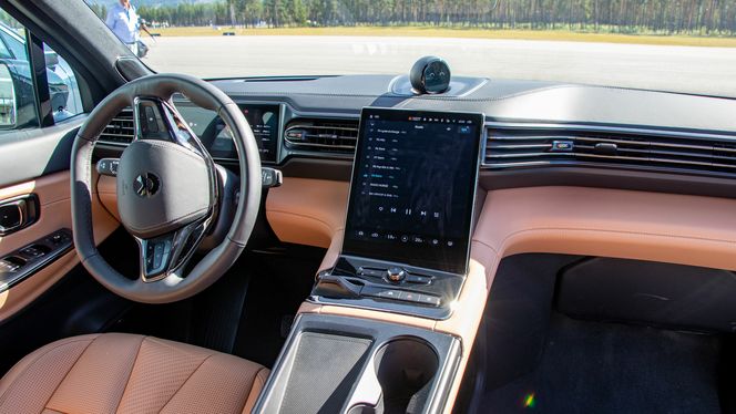 Interiøret har ikke for mange knapper og brytere. Foto: &nbsp;Marius Valle