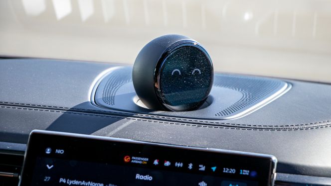 Assistenten Nomi sitter på dashbordet. Foto: &nbsp;Marius Valle