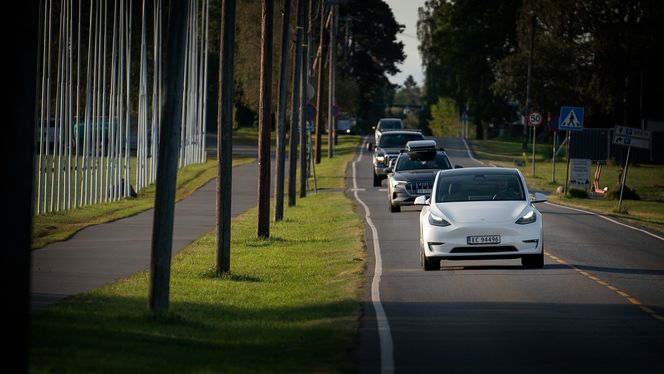Tesla Model Y koster fra 549.142 inkludert levering. Du må betale ekstra dersom du vil ha andre farger enn hvit, større felger enn 19 tommer og tilhengerfeste. Her er bilen ved Ekebergsletta i Oslo. Foto: Eirik Helland Urke