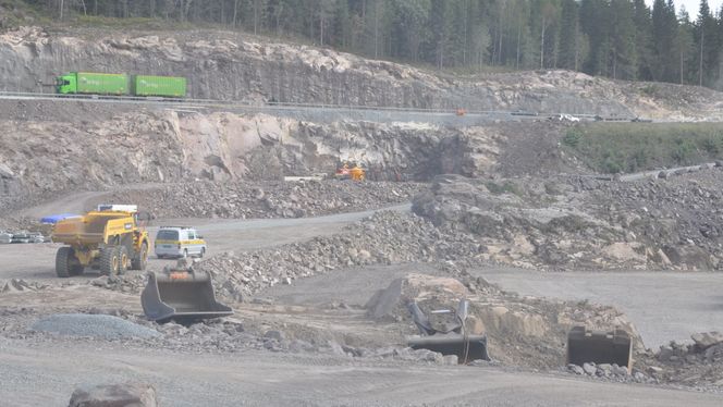 Dagens E16 snor seg rett over taket på det som blir Sollihøgdatunnelen Foto:  Kjell Wold, Statens vegvesen