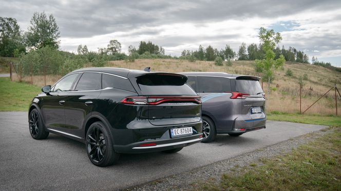 Begge bilene har plass til sju personer. Foto:  Eirik Helland Urke