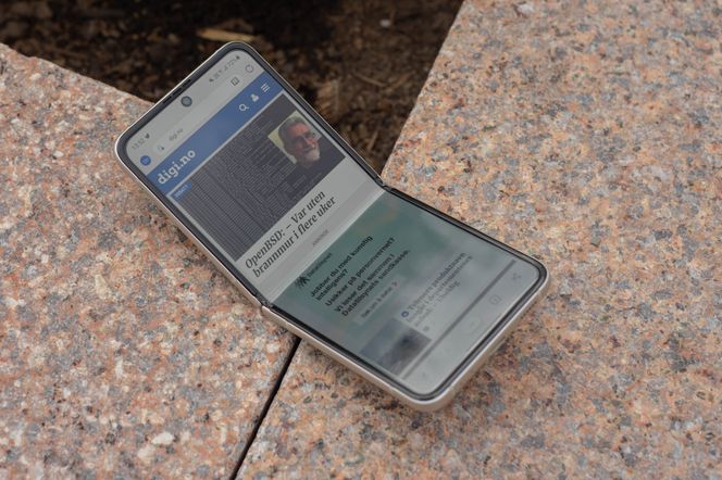 Utbrettet har telefonen en 6,7 tommer stor lang og smal skjerm Foto: Oskar Hope-Paulsrud