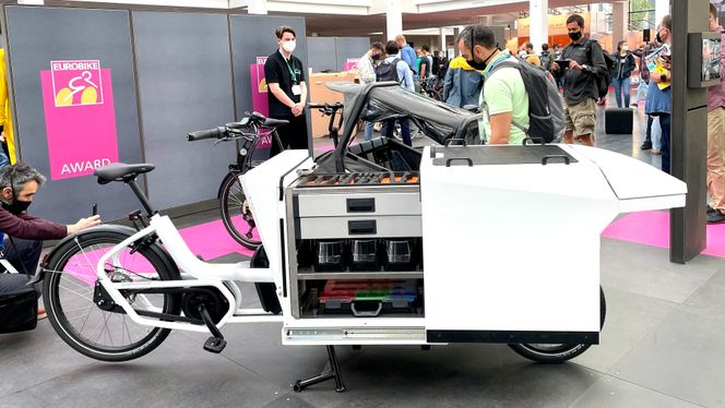 Urban Arrow forsøker å åpne nye kundesegmenter gjennom å tilby løsninger for servicearbeidere som trenger å være mobile. For eksempel en mekaniker som skal rykke ut der biltrafikken er tett. Med sykkel er det enklere å komme seg fram. Fraktmodulen kan skyves ut når han er framme. Foto:  Svein-Erik Hole