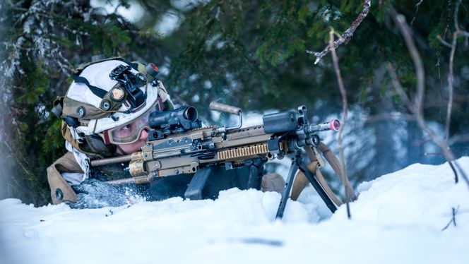FN Minimi 5,56 i bruk i Stormeskadron 3 i Panserbataljonen under øvelse Snøpanser i Troms i 2018. Foto:  Ole-Sverre Haugli / Forsvaret