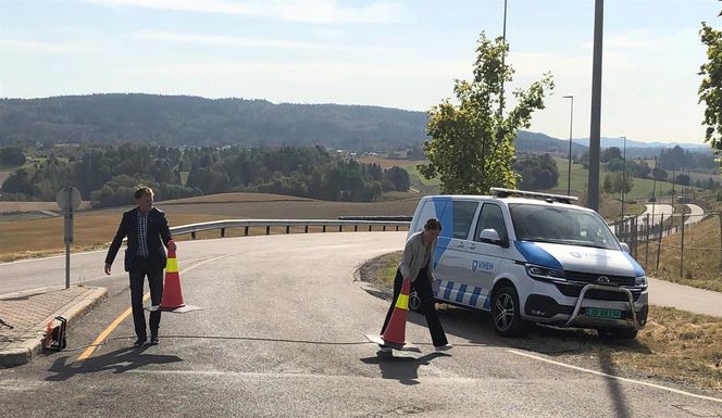 Gjerdrum-ordfører Anders Østensen og fylkesrådsleder Tonje Brenna fjerner sperringene etter gjenoppbyggingen av fylkesvei 120 sør for Ask sentrum. Foto: Viken fylkeskommune