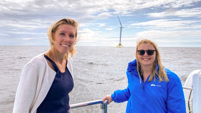 Mot slutten av 2020-tallet kan den første store vindparken være på plass i Nordsjøen, sier energiminister Tina Bru som her er til havs sammen med Shells tekniske direktør for offshore vind, Janneke Verhoef. Foto: Thomas Førde