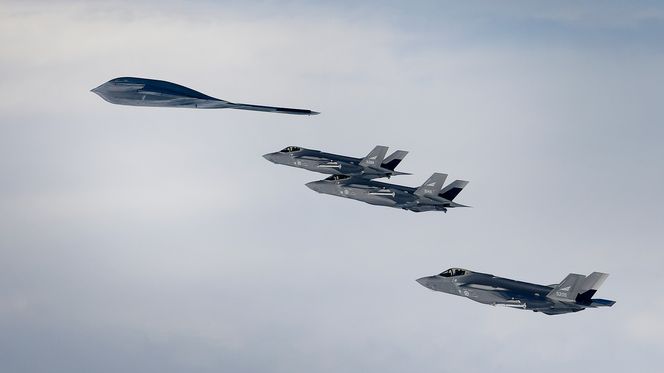 Tre norske F-35A-flyene sammen med et amerikansk B-2 Spirit over Island i mars 2020. Foto:  Master Sgt. Matthew Plew