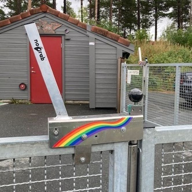 I mange barnehager er det flere porter med kulelås. Opplagte smittekilder hvis man slurver med håndspriten. Foto: &nbsp;H.E. Dalland