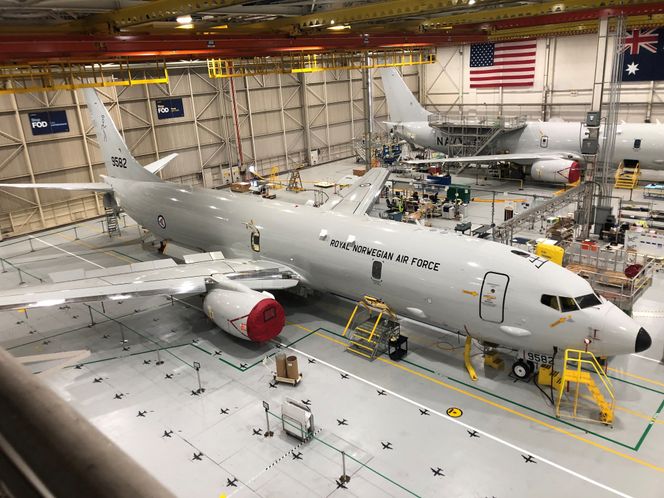 Norsk P-8A nummer én, «Vingtor», inne på Boeings Thompson-fabrikk. Foto: Boeing/FMA