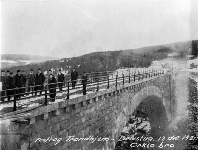 Fantastisk steinarbeid: Orkla Bro åpnes i 1920 til festopptog. Foto: Norsk Jernbanemuseum