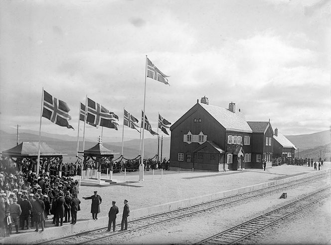 Toppen: Hjerkinn stasjon ligger 1017 meter over havet nær banens høyeste punkt som er på 1024,4 m.o.h. en kilometer nord for stasjonen. Det var stor festivitas på snaufjellet da stasjonen åpnet i 1921. Foto: Norsk Jernbanemuseum