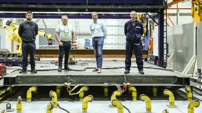 Dette stålelementet er starten på Frønesbrua i Åfjord. Brua er et pilotprosjekt gründerbedriften Prodtex gjennomfører for Statens vegvesen, der produksjonsmetoden er lasersveis med roboter. Fra venstre produksjonsingeniør Geir Jonny Nakken, direktør for forretningsutvikling Tore Roppen, produksjonsleder Hans Olav Rovde og sveiseoperatør Grzegorz Nowak. Foto: Jørn-Arne Tomasgard