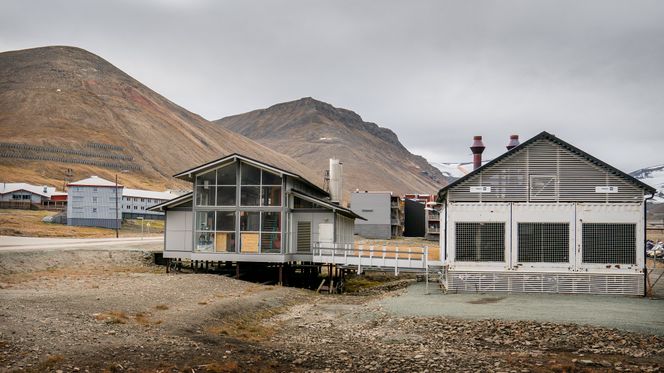 Et eget reserveaggregat og fyrhus er plassert et stykke unna hovedforsyningene for å styrke forsyningssikkerheten i Longyearbyen. Foto: Eirik Helland Urke