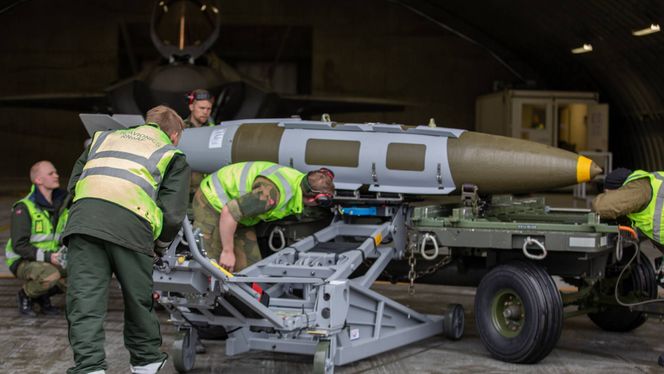 GBU-31 lastes på F-35A på Evenes tidligere i september. Foto: Forsvaret