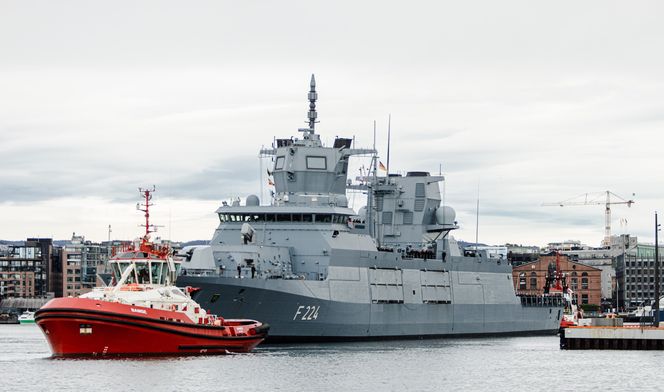 Den tyske fregatten «Sachsen Anhalt» i ferd med å legge til kai torsdag morgen. Foto: Forsvaret