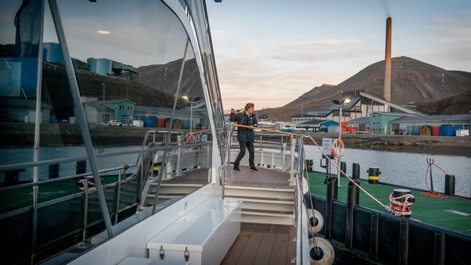 MS Bard legger til kai bare noen hundre meter fra kullkraftverket i Longyearbyen, der strømmen kommer fra. Lettmatros Stian Danielsen fortøyer skipet. Foto:  Eirik Helland Urke
