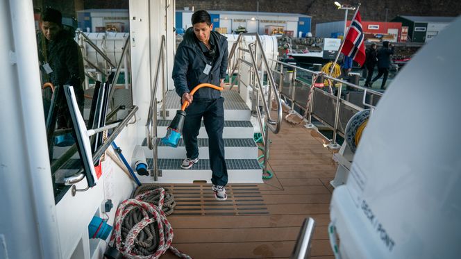 Maskinist Sebastian Aarsheim plugger inn strømmen fra land. Foto:  Eirik Helland Urke