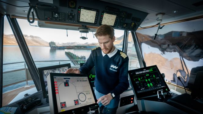Kaptein Olav Martinsen viser fram noen av instrumentene på broa. Foto:  Eirik Helland Urke