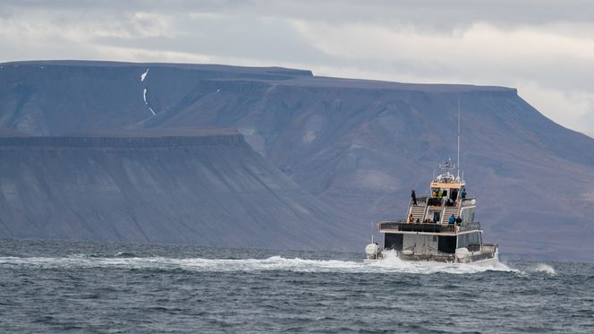 Hybridskipet Bard seiler på Svalbard til utgangen av oktober, før den seiler inn til Tromsø og turer fra fastlandet. Foto:  Eirik Helland Urke