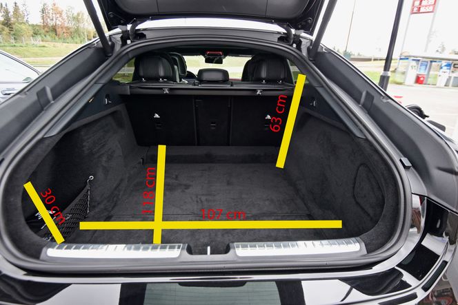 Her er noen omtrentlige mål på bagasjerommet på MB EQS. Foto:  Mathias Klingenberg