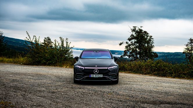 Mercedes-Benz EQS på en høyde ved Einavatnet. Foto:  Mathias Klingenberg