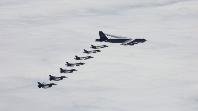 Norske F-16 og F-35 i formasjon med et B-52H. Foto: Public Domain