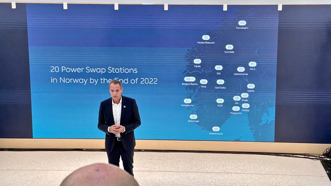 Her viser Marius Hayler hvor Nio planlegger å åpne batteribyttestasjoner i Norge innen utgangen av 2022. Foto: Mathias Klingenberg