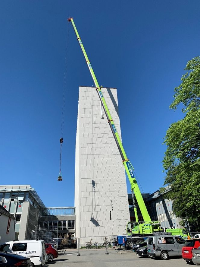 Her arbeides det med å få laben som har fått navn etter stjernesystemet Alfa Centauri, opp på taket. Foto: Sintef