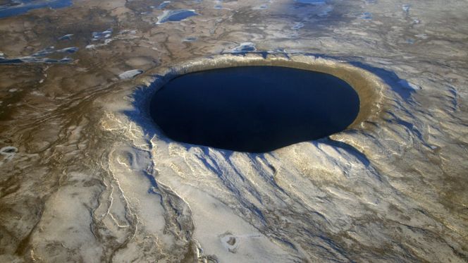 Pingualuit-krateret nord i Canada er 1,4 millioner år gammelt, 3,44 km i diameter og huser en 252 meter dyp innsjø. Foto: Nasa