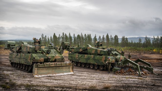 To av de tre Wisent 2 ingeniørpanservognene som nå er levert til Hæren. Vogna til høyre er konfigurert som gjennombryterpanservogn ved at doserskjæret er byttet ut med en mineplog. Foto: Eirik Helland Urke