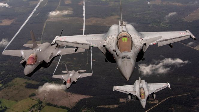 To amerikanske F-35A og to franske Dassault Rafale over Frankrike i mai 2021. Foto:  Staff Sgt. Alexander Cook