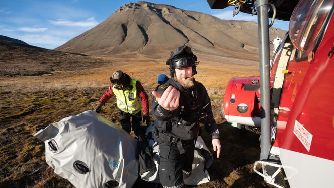 Førstebetjent Espen Olsen fra Sysselmesteren under en trening tidligere i høst. På bakken ser vi et av de oppblåsbare teltene som skal brukes på fredagens øvelse. Foto: Eirik Helland Urke