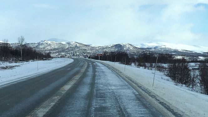 Testing av brøytestikker langs E6 Dovrefjell. Foto: Øystein Larsen, Statens vegvesen