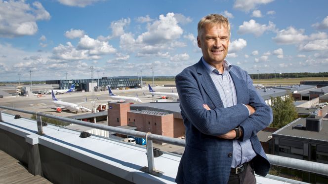 På Gardermoen jobber det hele 15.000 mennesker, men bare ca. 500 fra Avinor, som likefullt organiserer alt fra brøyting til sikkerhetskontroll. – Bransjens fremtid er avhengig av at flyene etterhvert blir elektriske, sier Abraham Foss. Foto:  Sverre Chr. Jarild