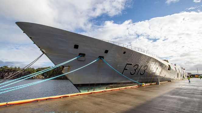 «Helge Ingstad» ved kai på Hanøytangen på Askøy. Foto: Marius Valle