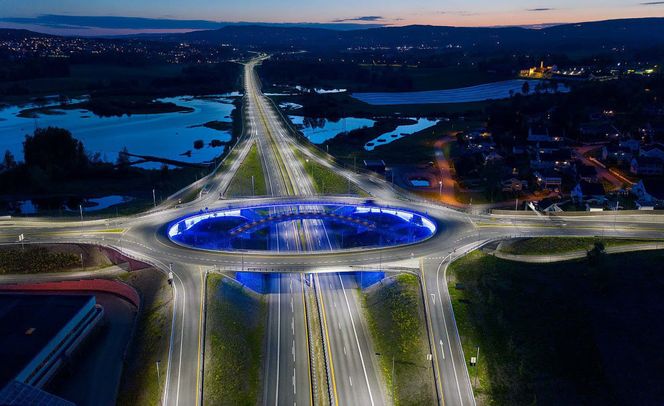 Nye Veier har bygd toplanskrysset ved Åkersvika ved Hamar, der E6 og riksvei 25 krysser hverandre. Foto: Nye veier